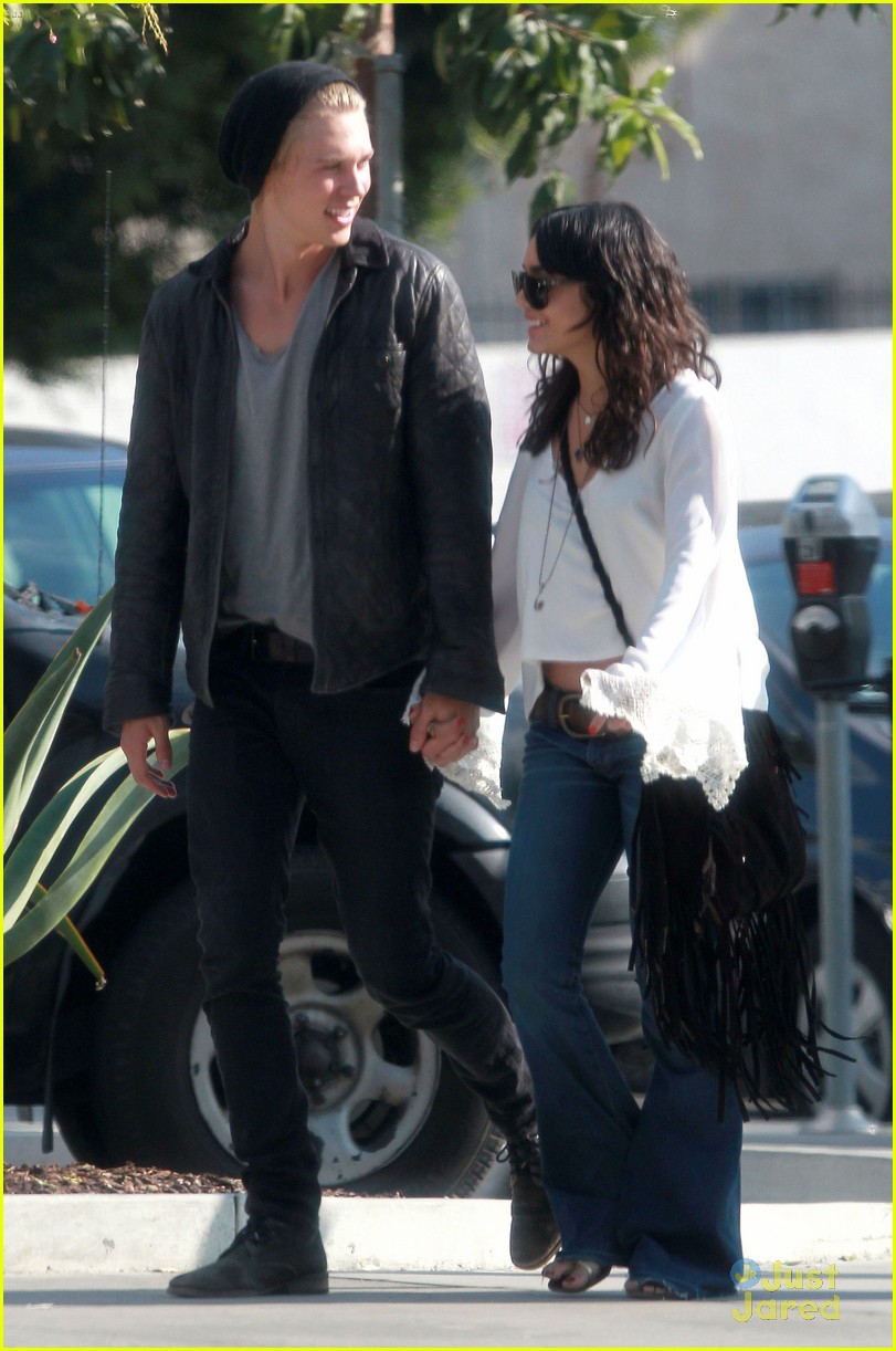 Vanessa Hudgens & Austin Butler: Kissing Couple!