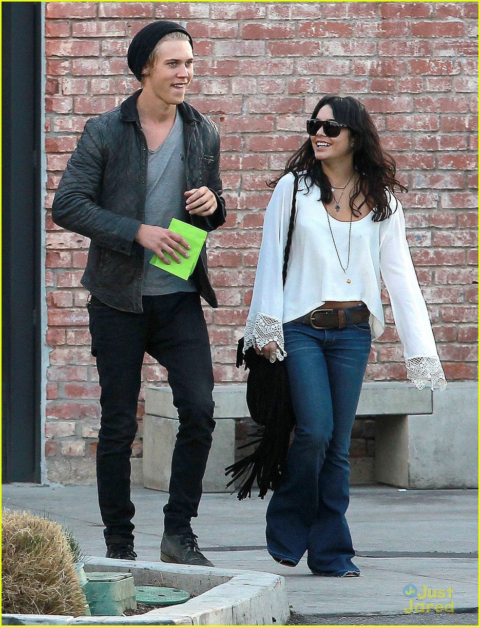 Vanessa Hudgens & Austin Butler: Kissing Couple!