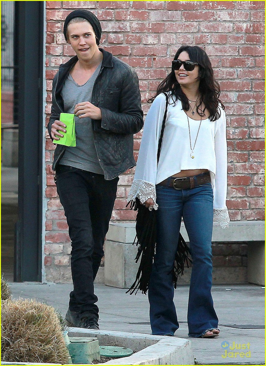 Vanessa Hudgens & Austin Butler: Kissing Couple!