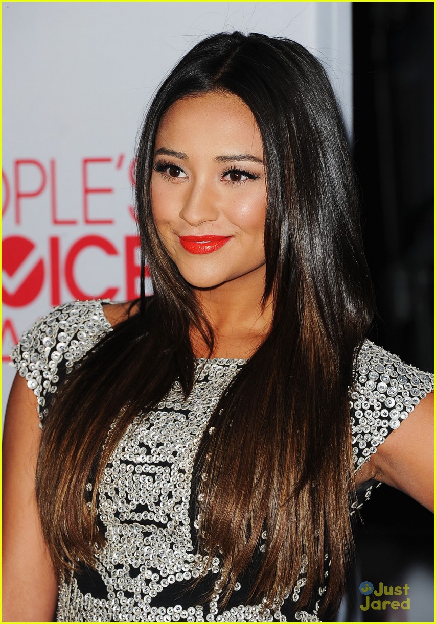 Ashley Benson: People's Choice Awards with Shay Mitchell!