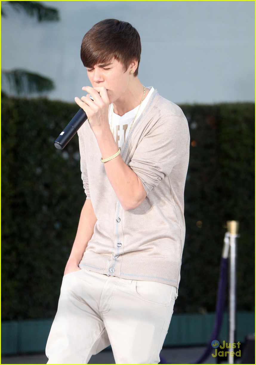 Justin Bieber: Michael Jackson Hand & Footprint Ceremony