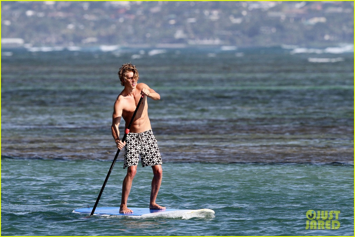 Vanessa Hudgens & Austin Butler Hit the Beach!