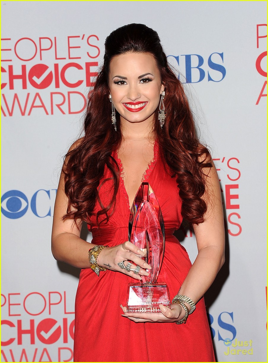 Demi Lovato: People's Choice Awards Winner & Performance!