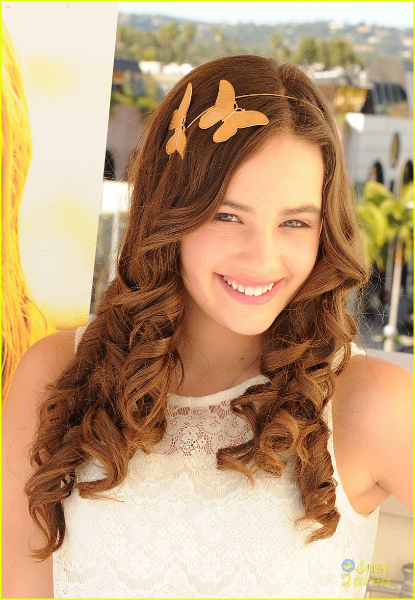 Mary Mouser: DPA Suite Darling