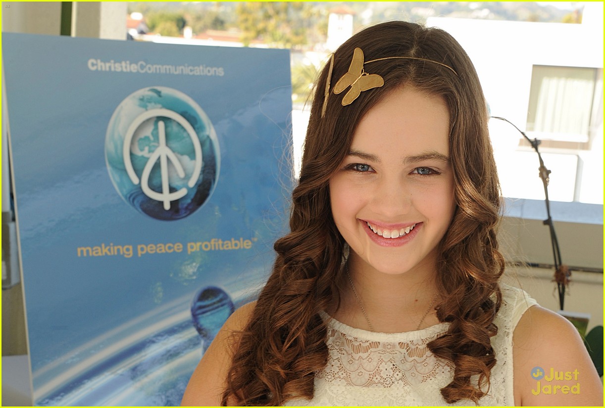 Mary Mouser: DPA Suite Darling