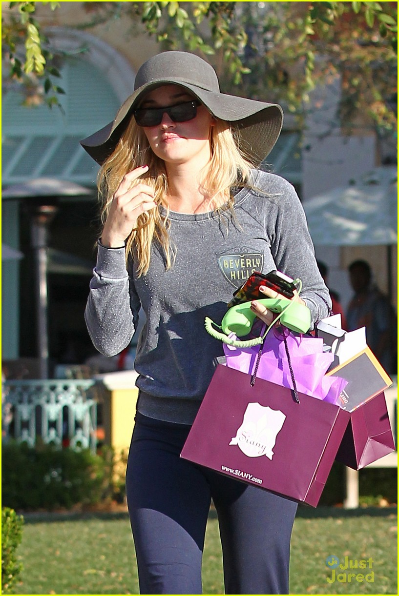 Aly & AJ Michalka: Siany Shoppers