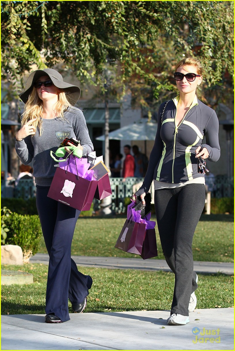 Aly & AJ Michalka: Siany Shoppers
