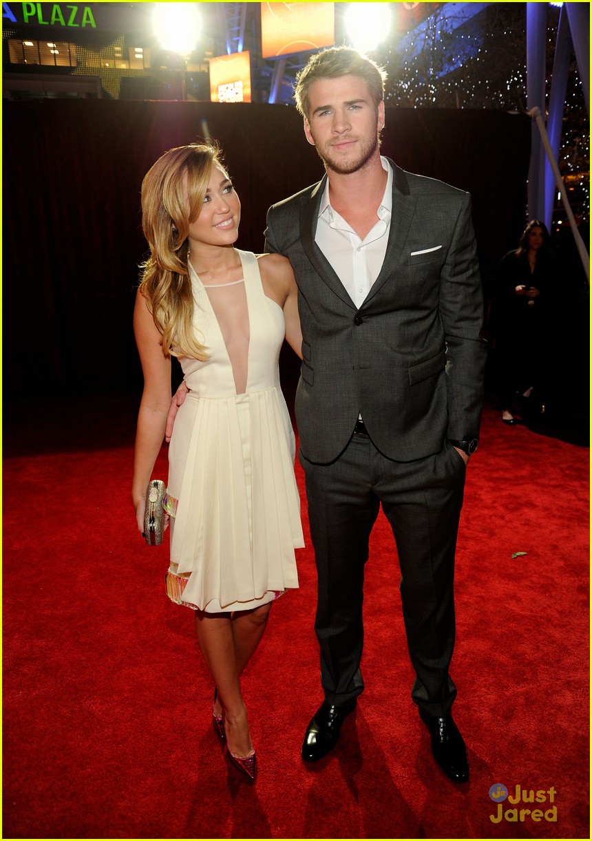 Miley Cyrus & Liam Hemsworth: People's Choice Awards Pair