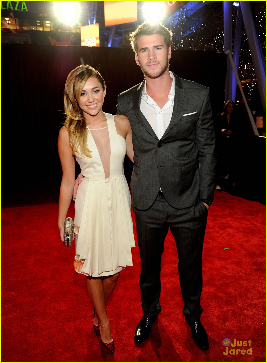 Miley Cyrus & Liam Hemsworth: People's Choice Awards Pair