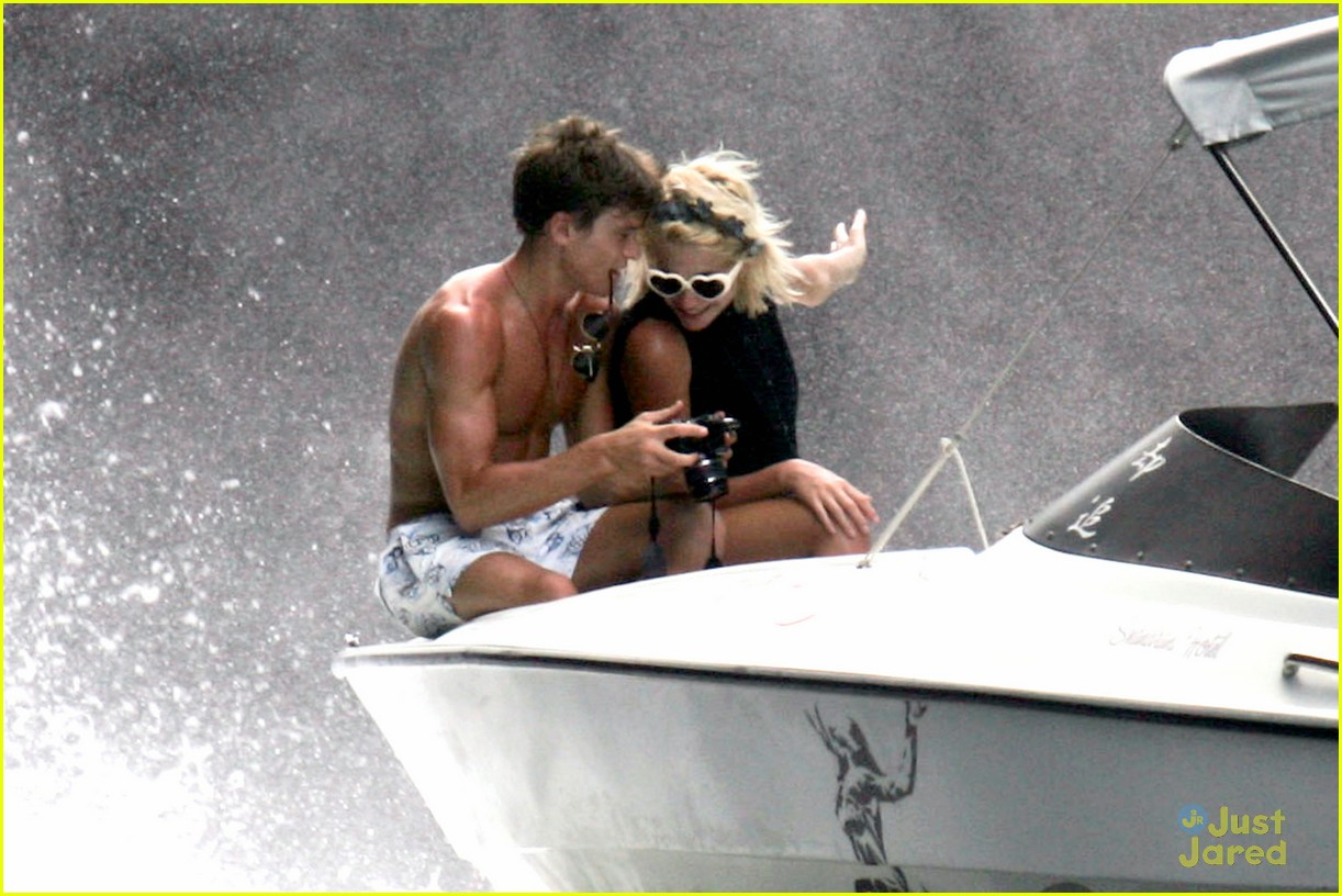 Pixie Lott: Motor Boat Ride with Oliver Cheshire!