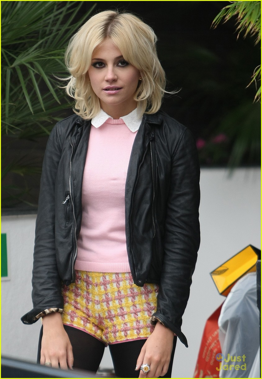 Pixie Lott 'Kisses The Stars' on Daybreak