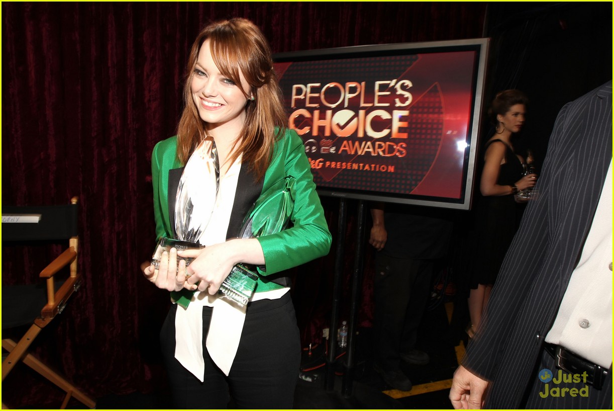 Emma Stone Wins at People's Choice Awards 2012