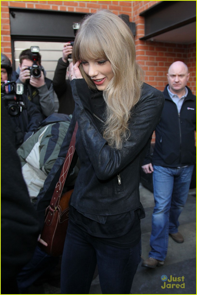 Taylor Swift: ACM Nominee!