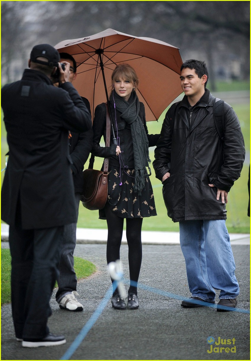 Taylor Swift Visits Princess Diana's Memorial