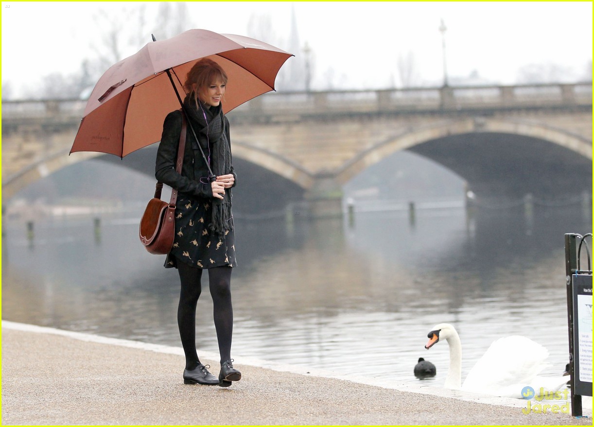 Taylor Swift Visits Princess Diana's Memorial