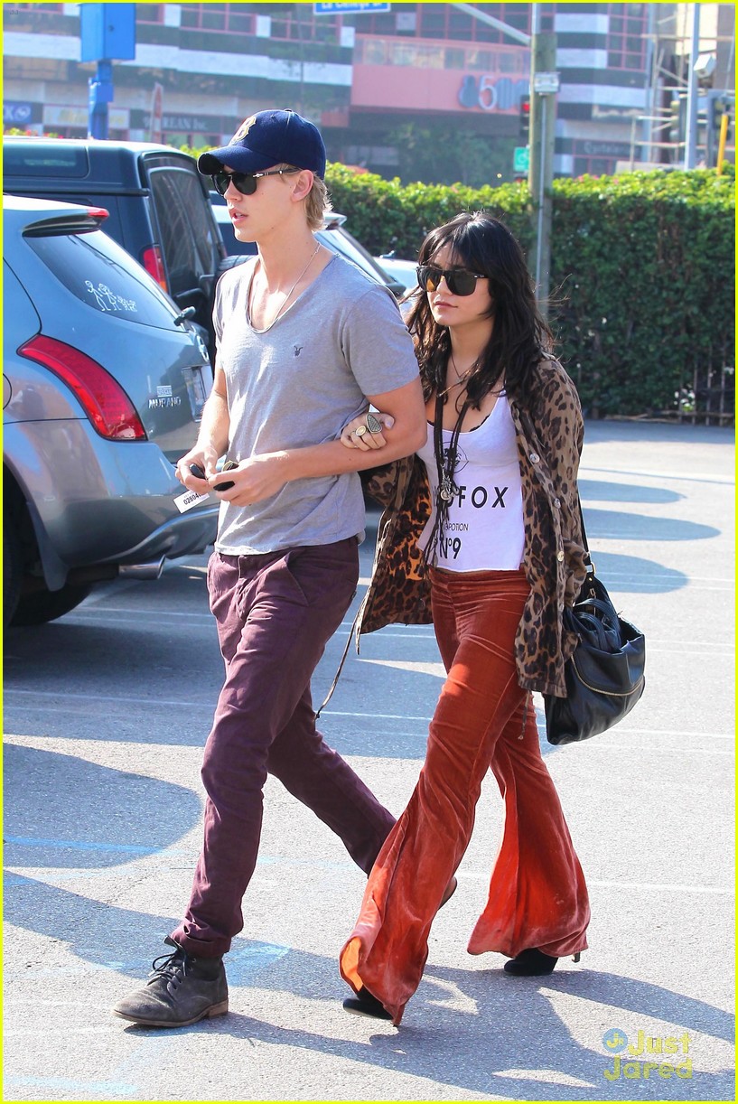 Vanessa Hudgens & Austin Butler: Kissy Kissy!