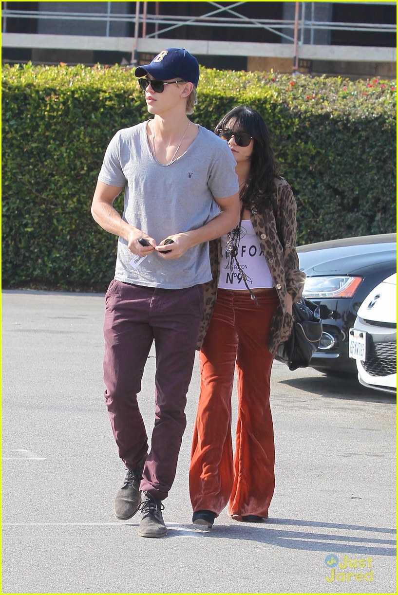 Vanessa Hudgens & Austin Butler: Kissy Kissy!