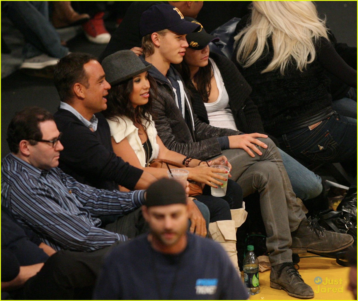 Vanessa Hudgens & Austin Butler: Kissy Kissy!