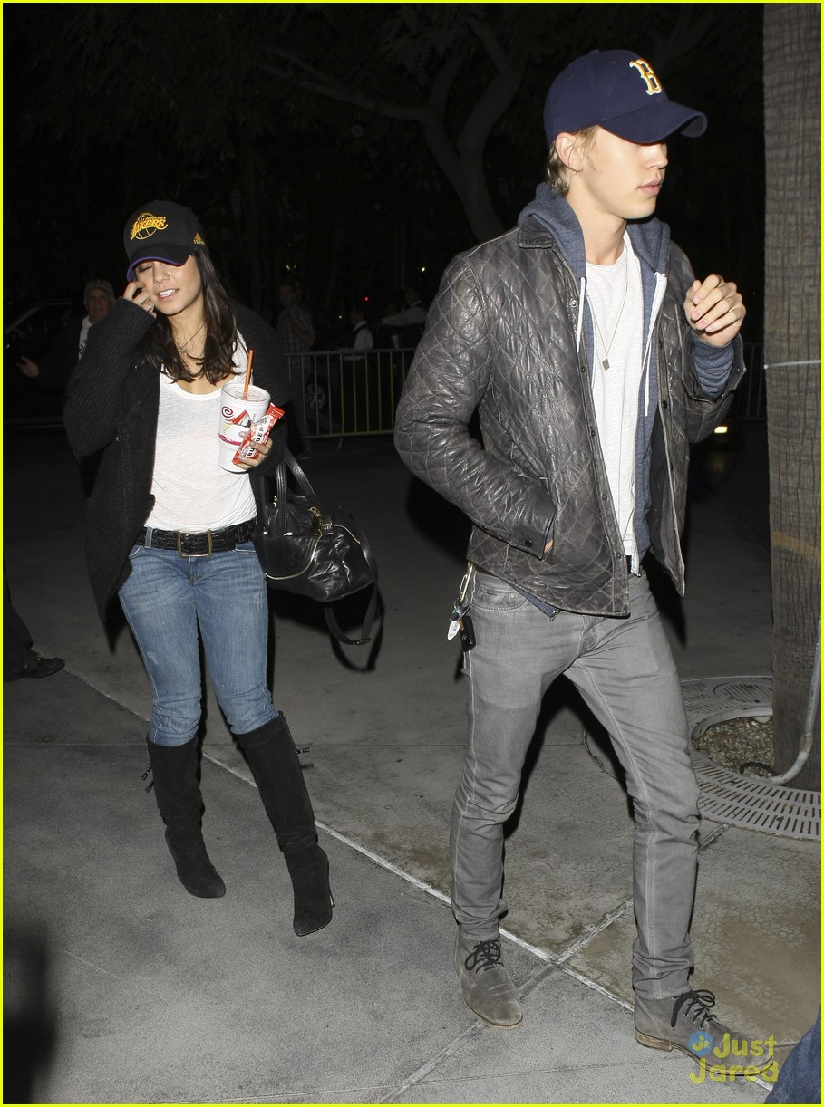 Vanessa Hudgens & Austin Butler: Kissy Kissy!