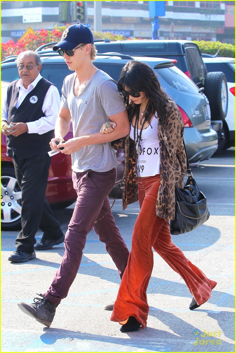 Vanessa Hudgens & Austin Butler: Kissy Kissy!