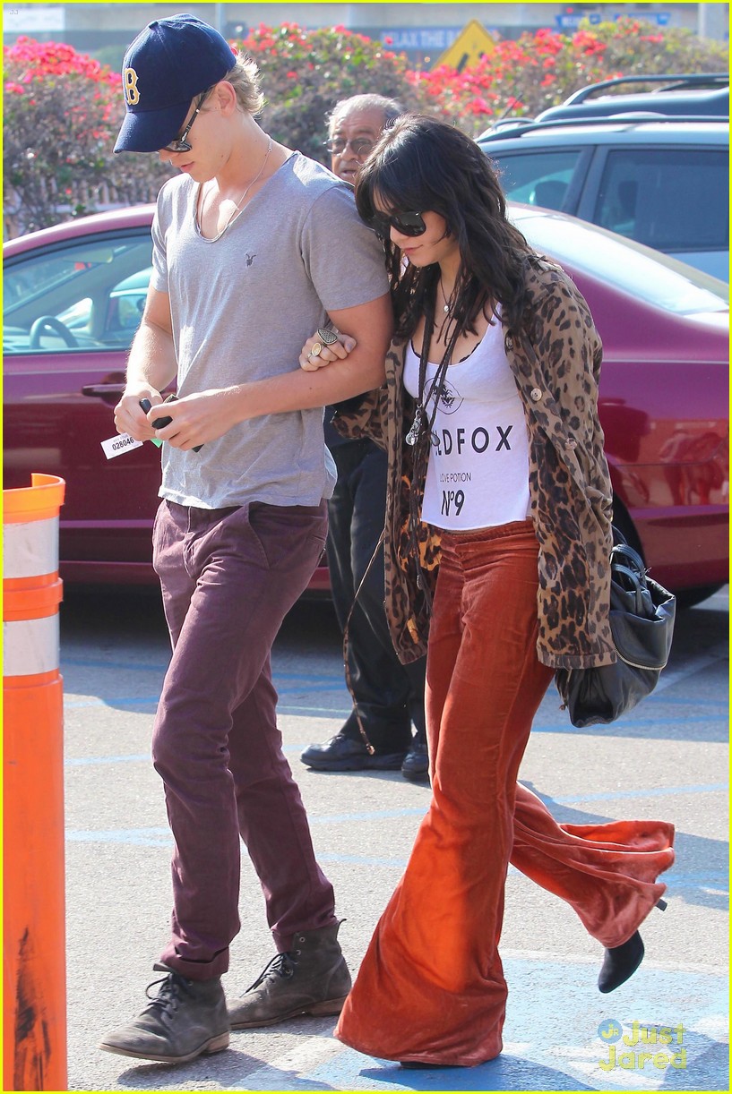 Vanessa Hudgens & Austin Butler: Kissy Kissy!