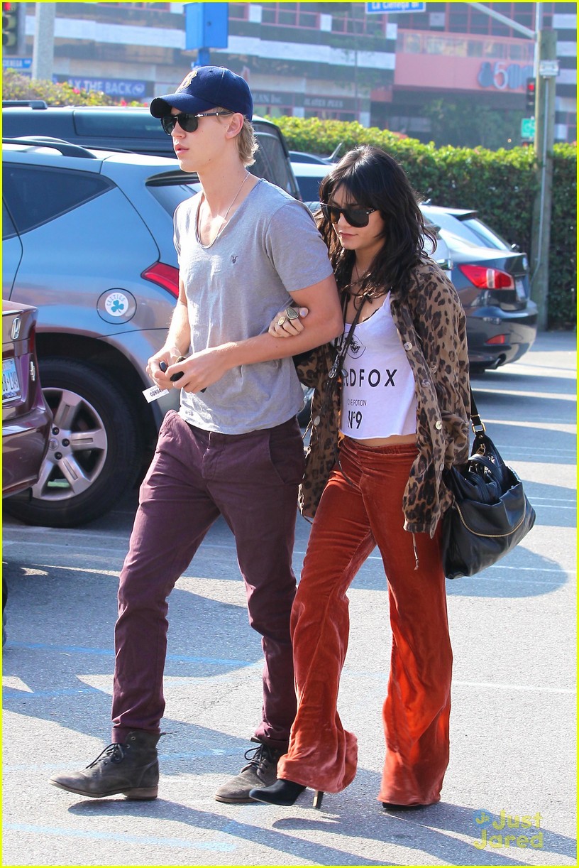 Vanessa Hudgens & Austin Butler: Kissy Kissy!