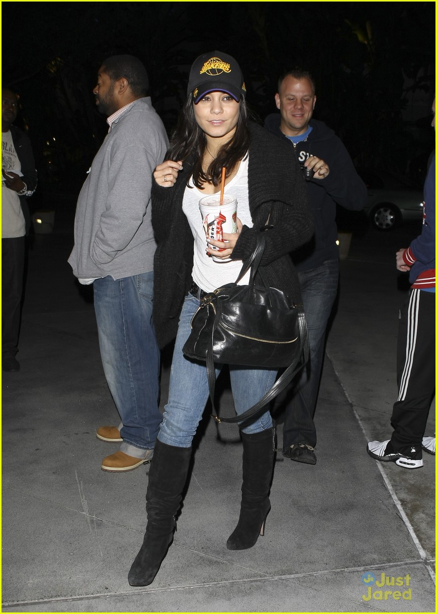 Vanessa Hudgens & Austin Butler: Kissy Kissy!