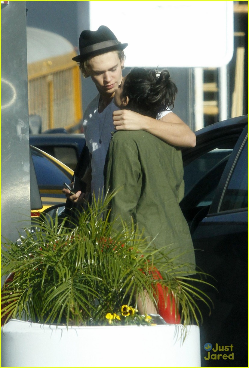 Vanessa Hudgens & Austin Butler: Gas Station Kiss!