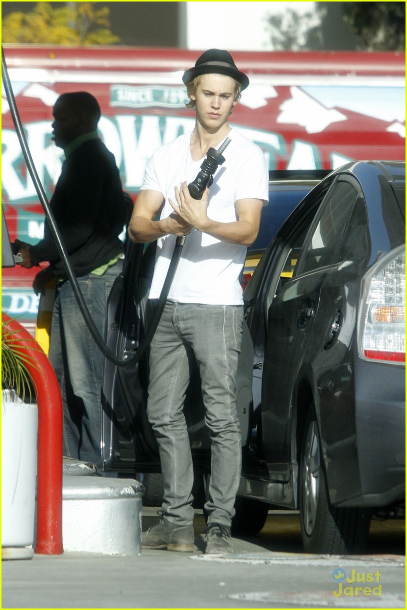 Vanessa Hudgens & Austin Butler: Gas Station Kiss!