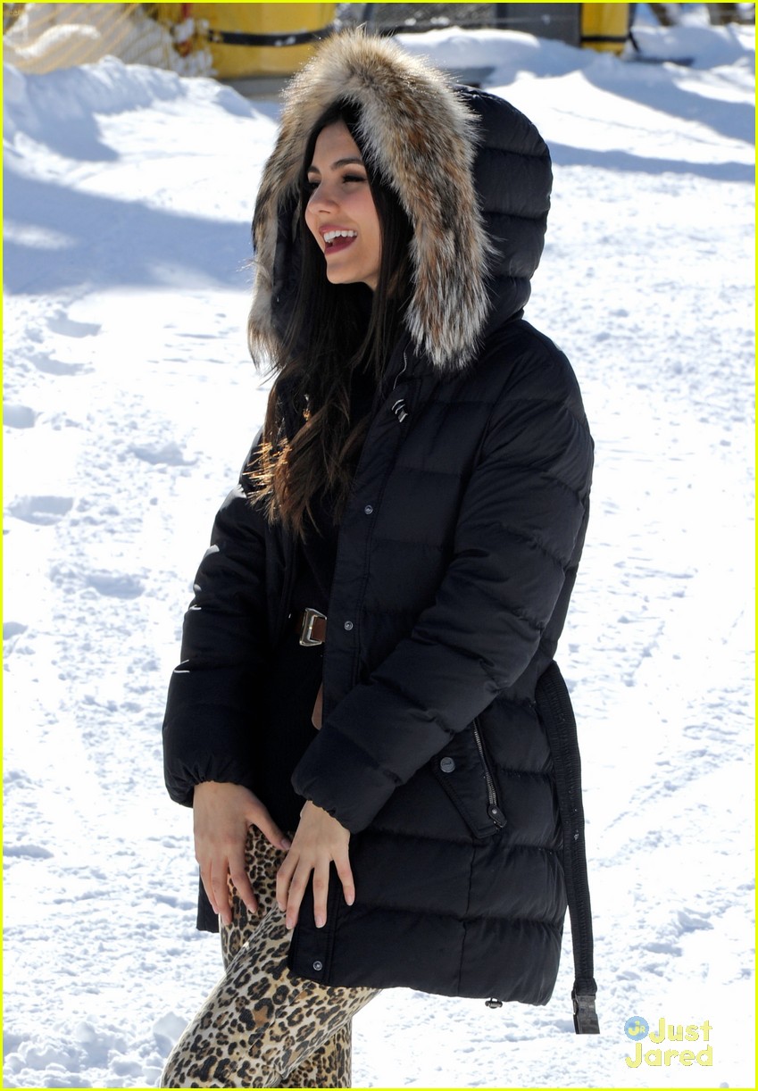 Victoria Justice: Cheetah Print Pants!