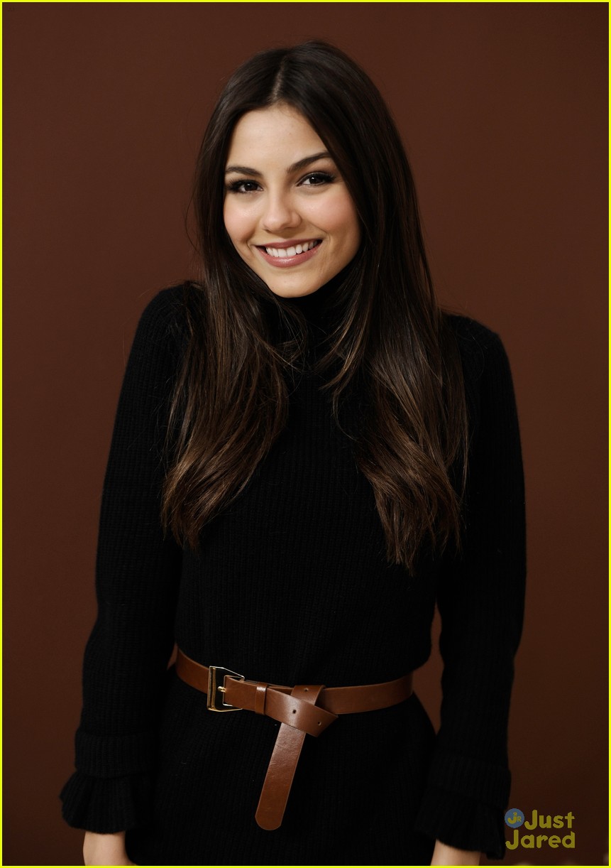 Victoria Justice: Cheetah Print Pants!