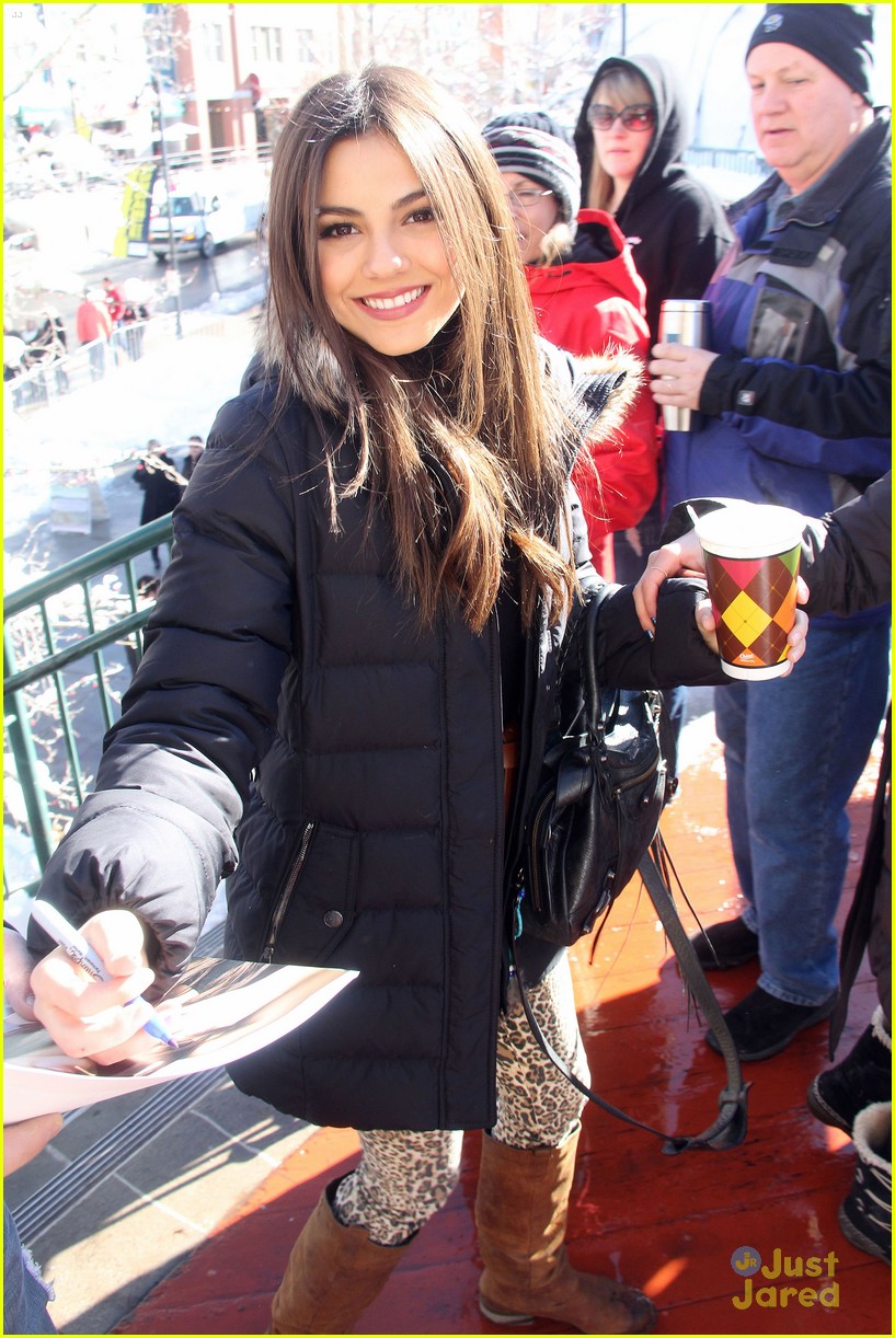 Victoria Justice: Cheetah Print Pants!