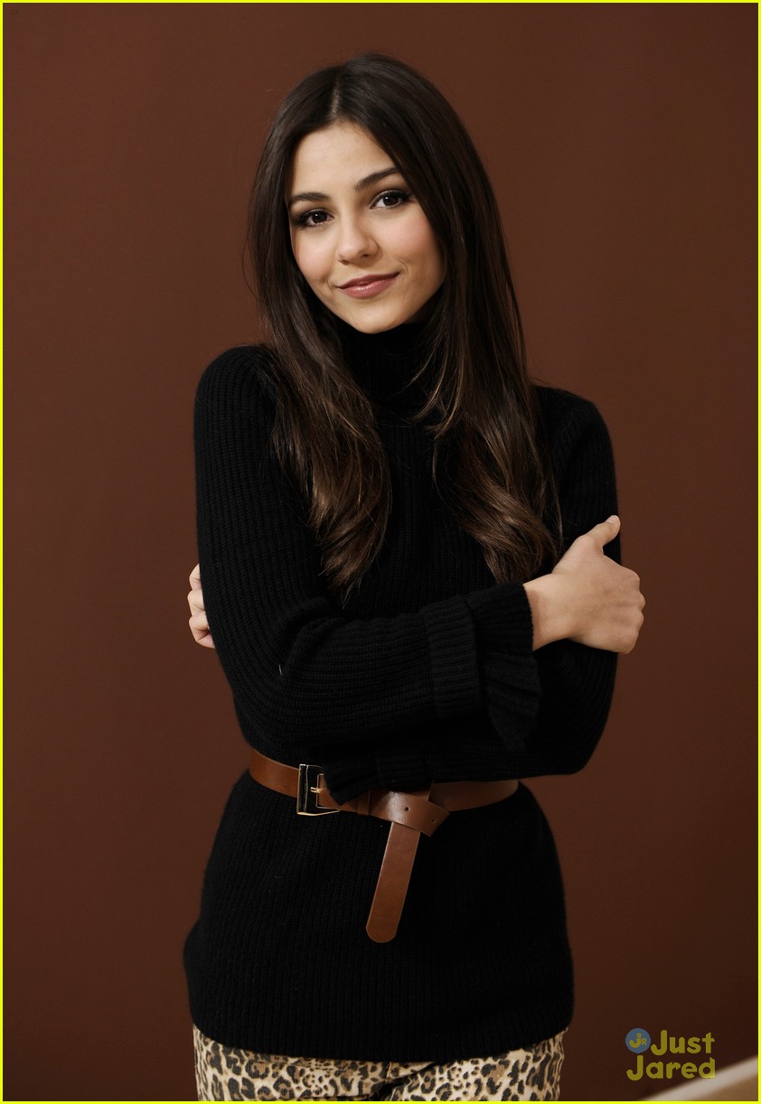 Victoria Justice: Cheetah Print Pants!