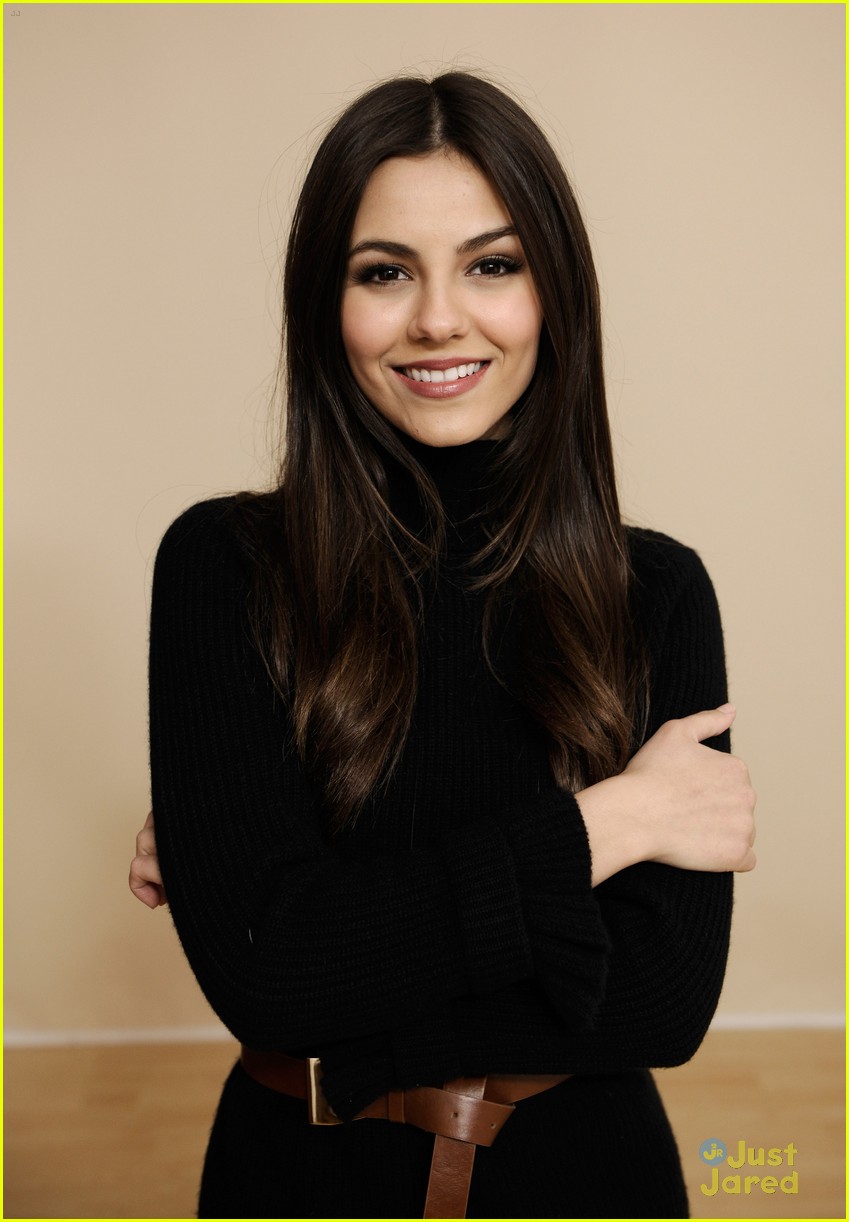 Victoria Justice: Cheetah Print Pants!