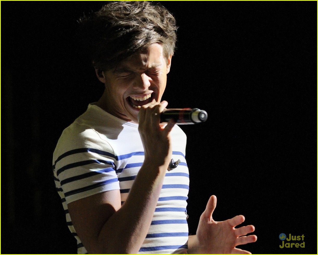 One Direction Takes Over New Music Live!