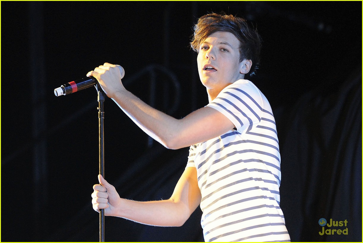 One Direction Takes Over New Music Live!