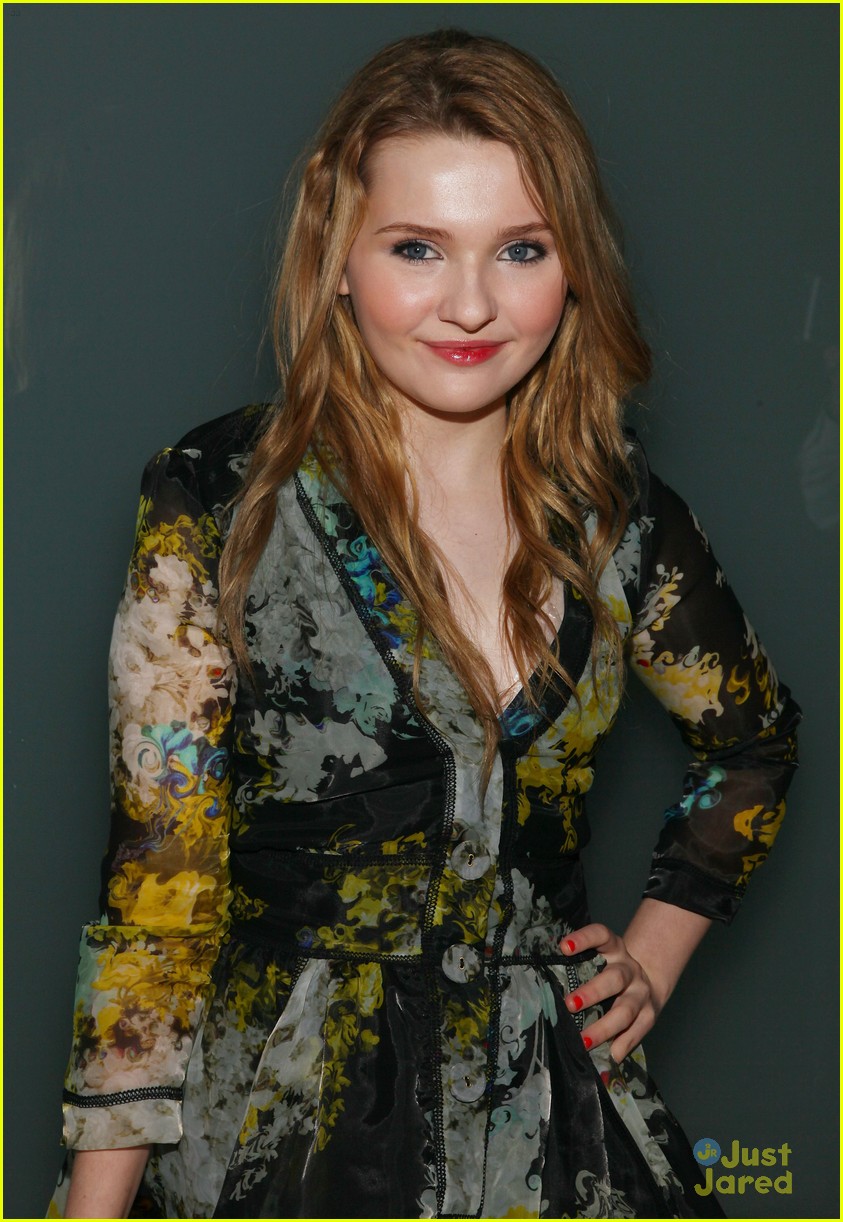 Abigail Breslin: Front Row at Cynthia Rowley