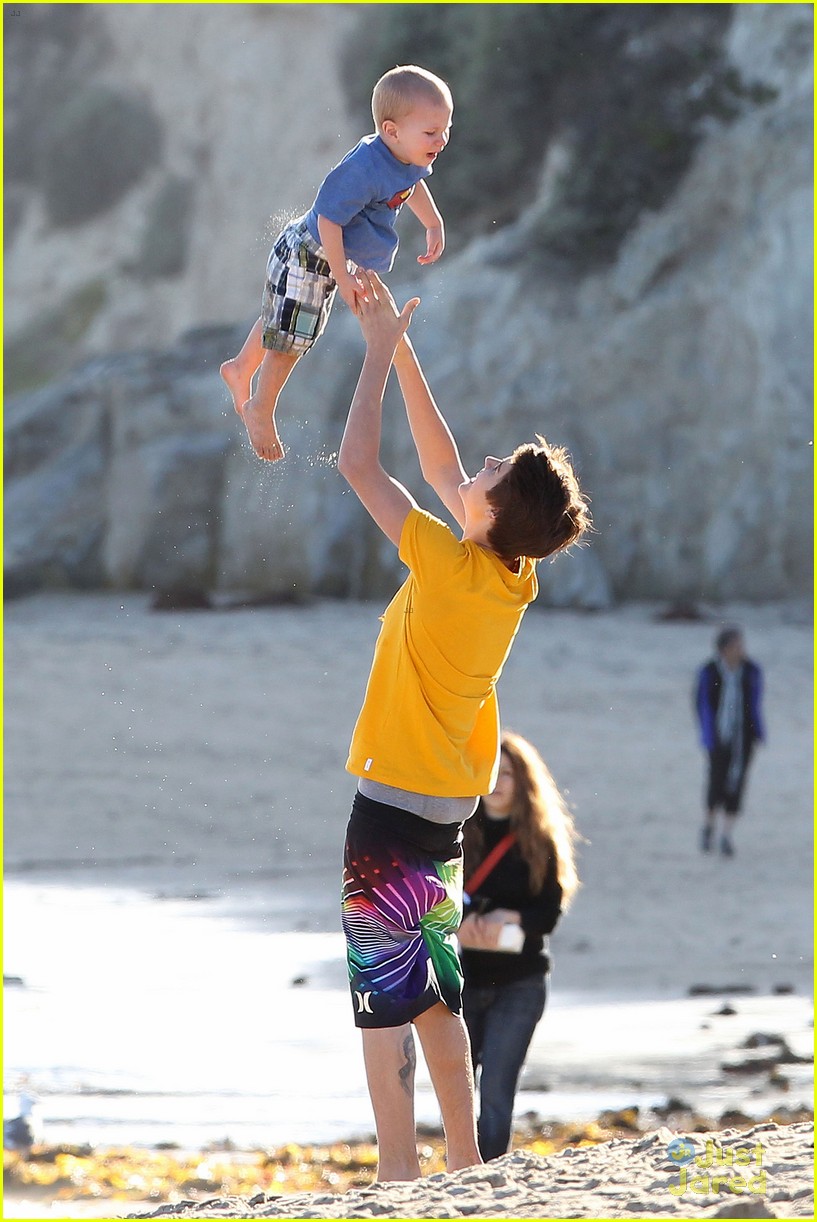 Selena Gomez: Beach Time With Justin Bieber's Family!