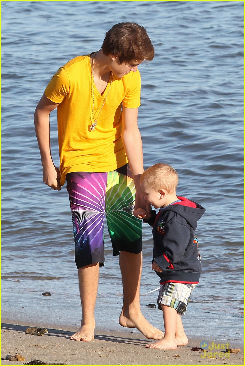 Selena Gomez: Beach Time With Justin Bieber's Family!