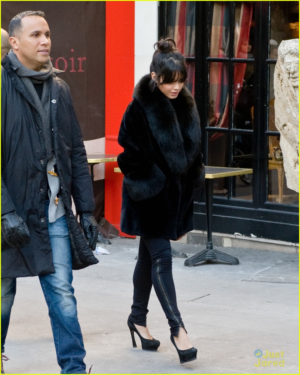 Vanessa Hudgens: Parisian Shopper!