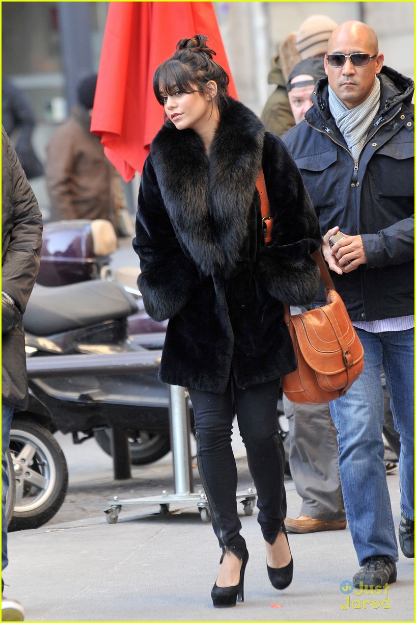 Vanessa Hudgens: Parisian Shopper!