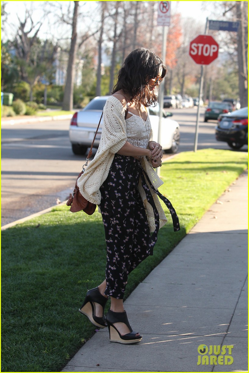 Vanessa Hudgens Visits Mom!