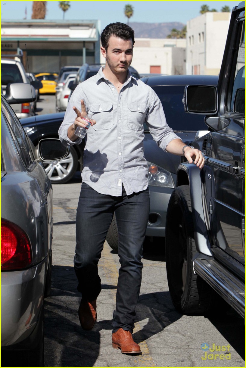 Kevin Jonas: School Pick Up!