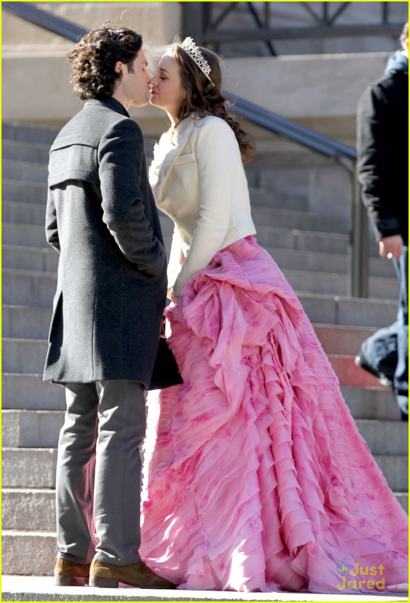Leighton Meester Gets Kissy With Penn Badgley