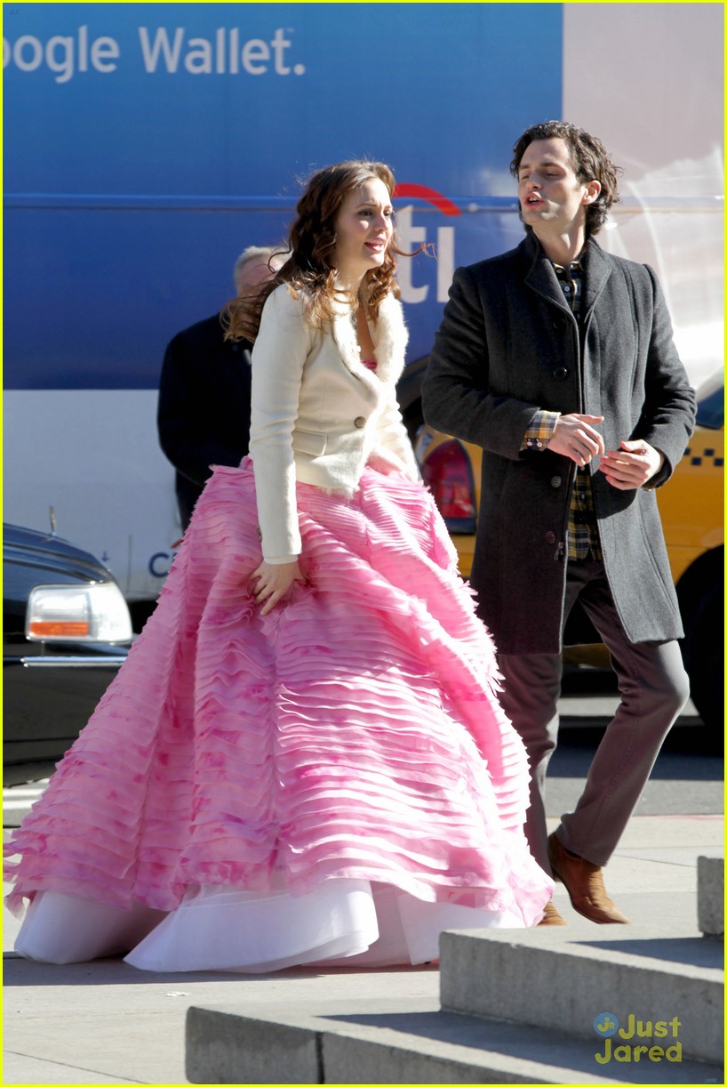 Leighton Meester Gets Kissy With Penn Badgley