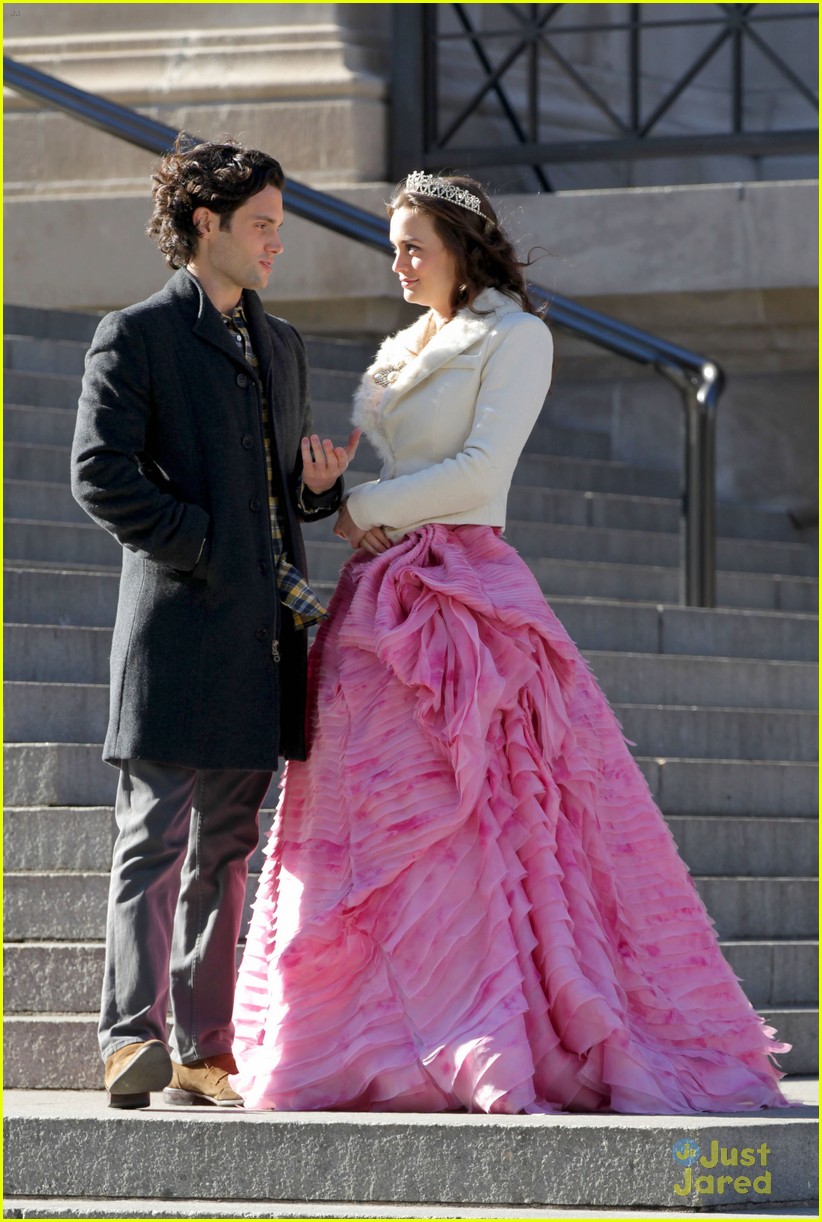 Leighton Meester Gets Kissy With Penn Badgley