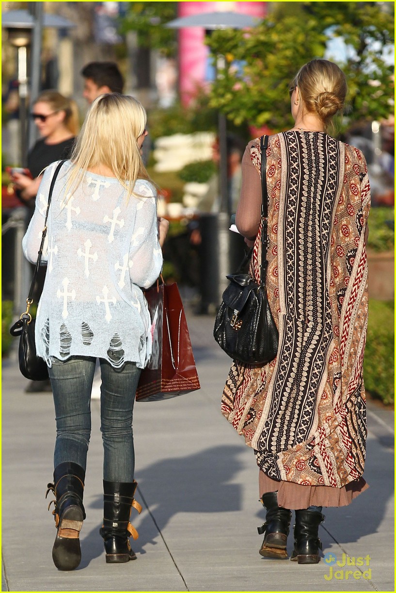 Aly & AJ Michalka: Book Run!