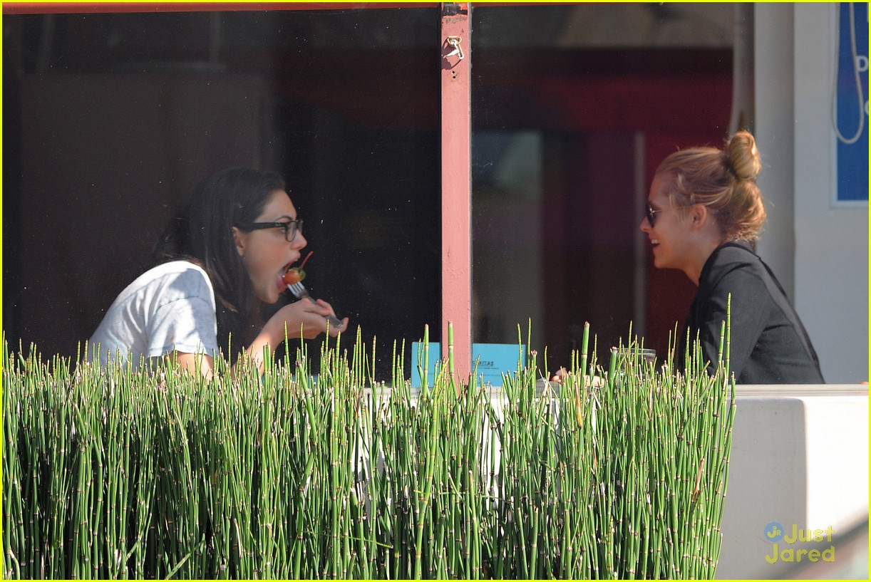 Phoebe Tonkin: Lunch with Teresa Palmer