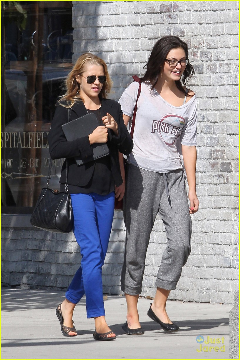 Phoebe Tonkin: Lunch with Teresa Palmer