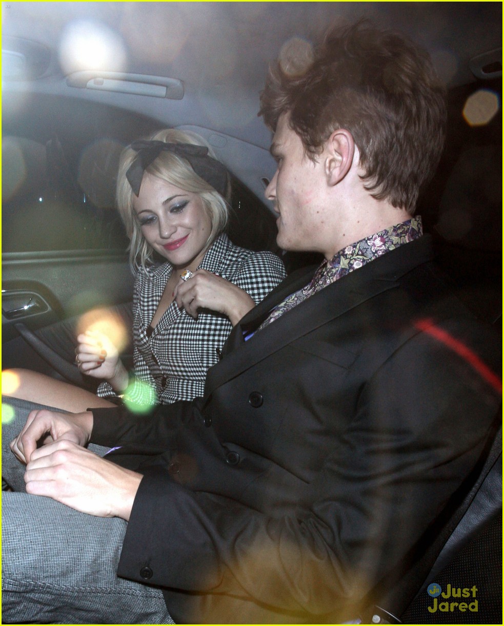 Pixie Lott Valentine's Day Kisses with Oliver Cheshire!